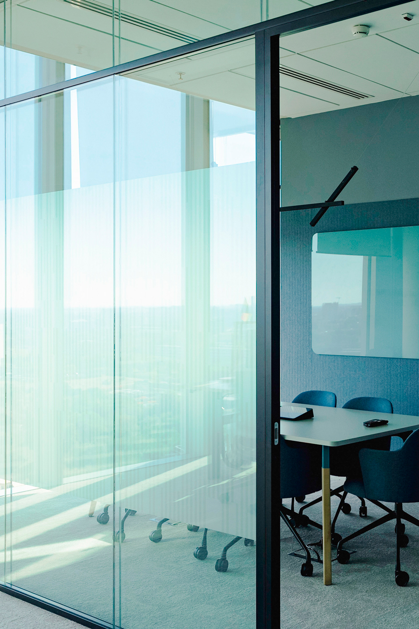 PARK WEST MILANO parete divisoria 6030 sala riunione pareti vetrate a vetro doppio extra clear con soluzione per visual privacy profilo in alluminio jet black ral 9005 dettaglio porta a battente