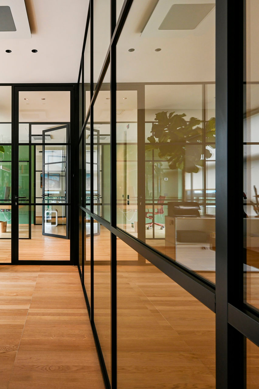 VG7 parete divisoria SLIM sala riunione pareti vetrate a vetro singolo extra clear con traversi e montanti stile inglesina profilo in alluminio jet black ral 9005 porta a battente