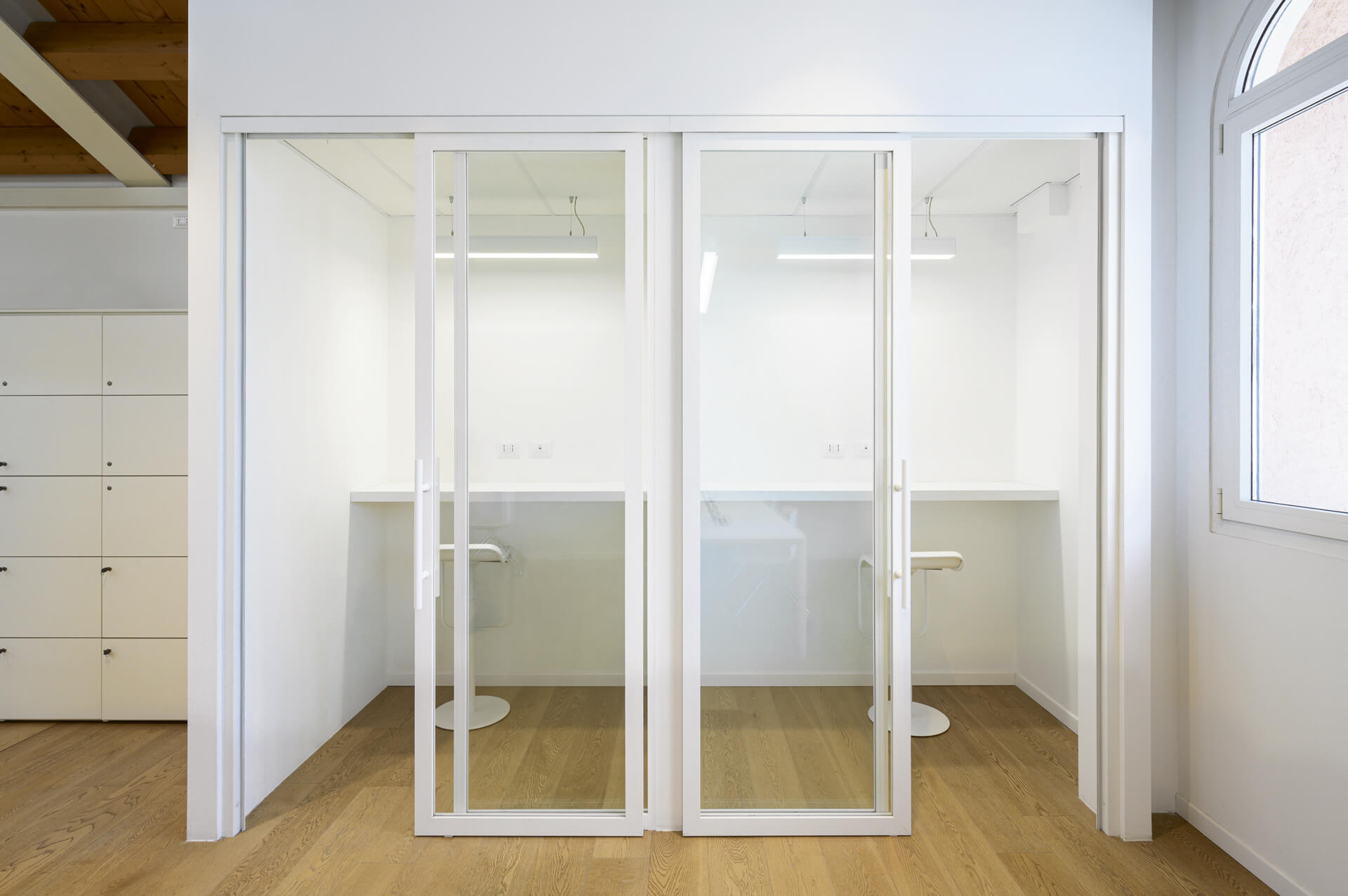 A parete divisoria Glass dettaglio phone booth