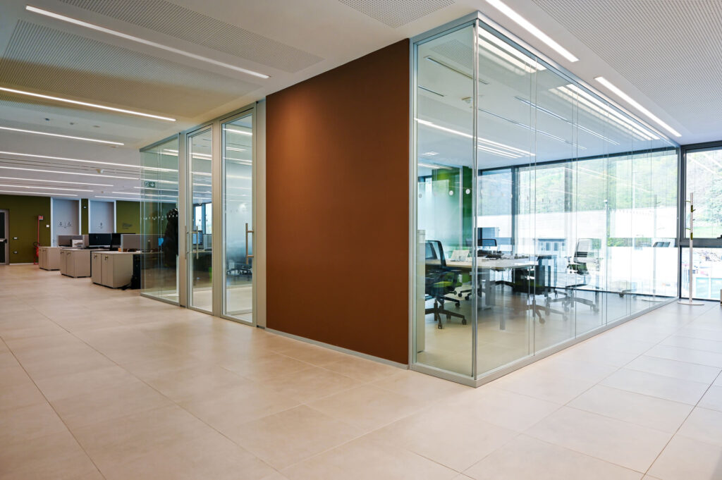 ADIGE parete divisoria Double uffici parete vetrata a vetro doppio extra clear con serigrafia personalizzata profilo in alluminio porta a battente