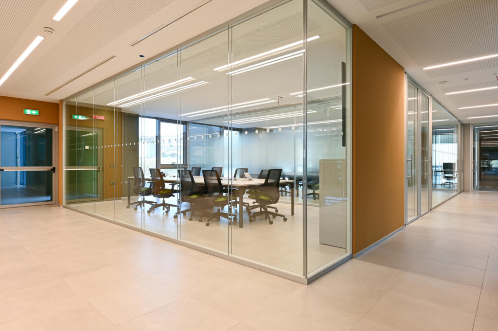 ADIGE parete divisoria Double sala riunione parete vetrata a vetro doppio extra clear con serigrafia personalizzata profilo in alluminio