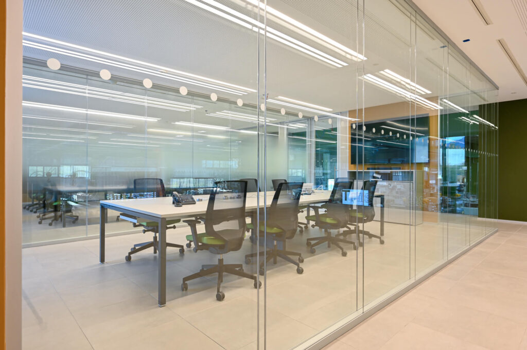 ADIGE parete divisoria Double sala riunione parete vetrata a vetro doppio extra clear con serigrafia personalizzata profilo in alluminio dettaglio doppio vetro