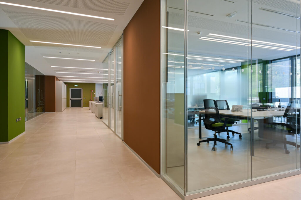 ADIGE parete divisoria Double uffici parete vetrata a vetro doppio extra clear con serigrafia personalizzata profilo in alluminio dettaglio angolo giunzione pareti