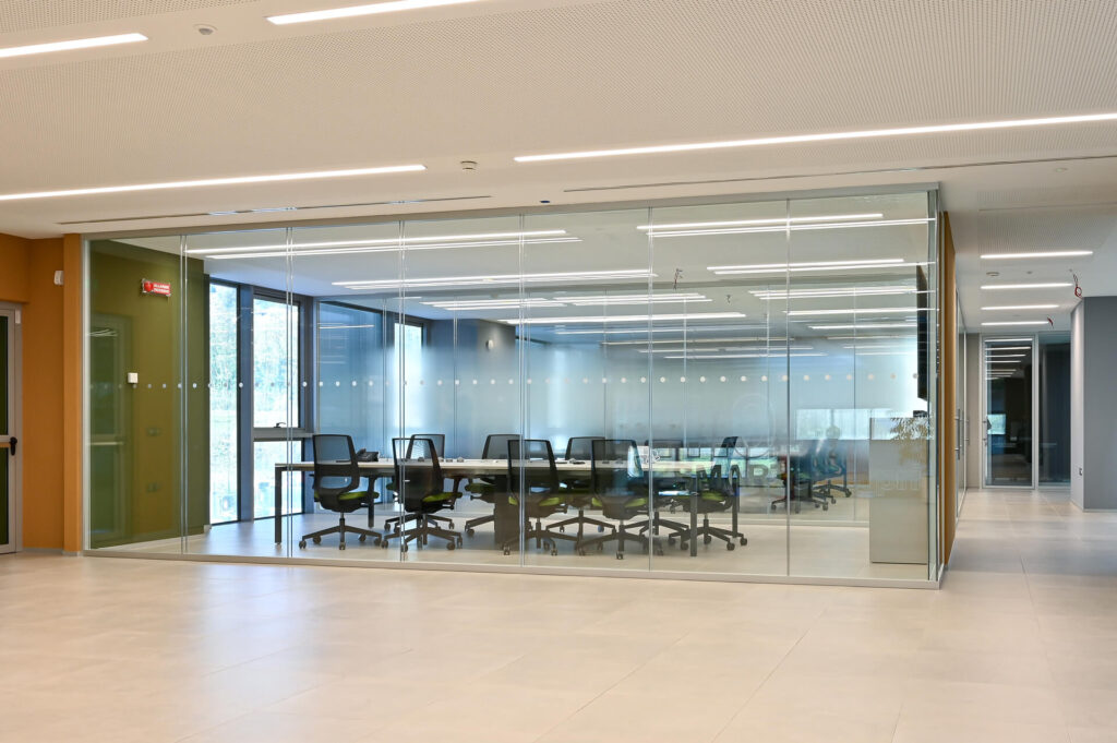 ADIGE parete divisoria Double sala riunione parete vetrata a vetro doppio extra clear con serigrafia personalizzata profilo in alluminio