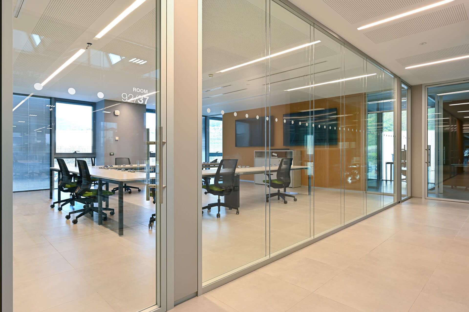 ADIGE parete divisoria Double sala riunione parete vetrata a vetro doppio extra clear con serigrafia personalizzata profilo in alluminio porta a battente con vano tecnico