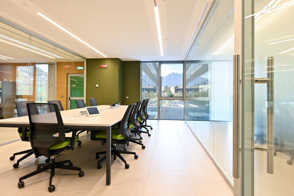 ADIGE parete divisoria Double sala riunione parete vetrata a vetro doppio extra clear con serigrafia personalizzata profilo in alluminio porta a battente con vano tecnico dettaglio maniglia