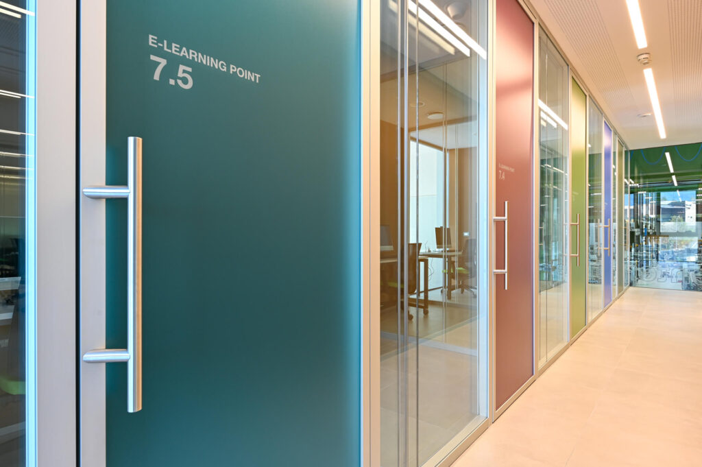 ADIGE parete divisoria Double sala riunione parete vetrata a vetro doppio extra clear con serigrafia personalizzata profilo in alluminio porta a battente vetri etched colorati con serigrafia personalizzata