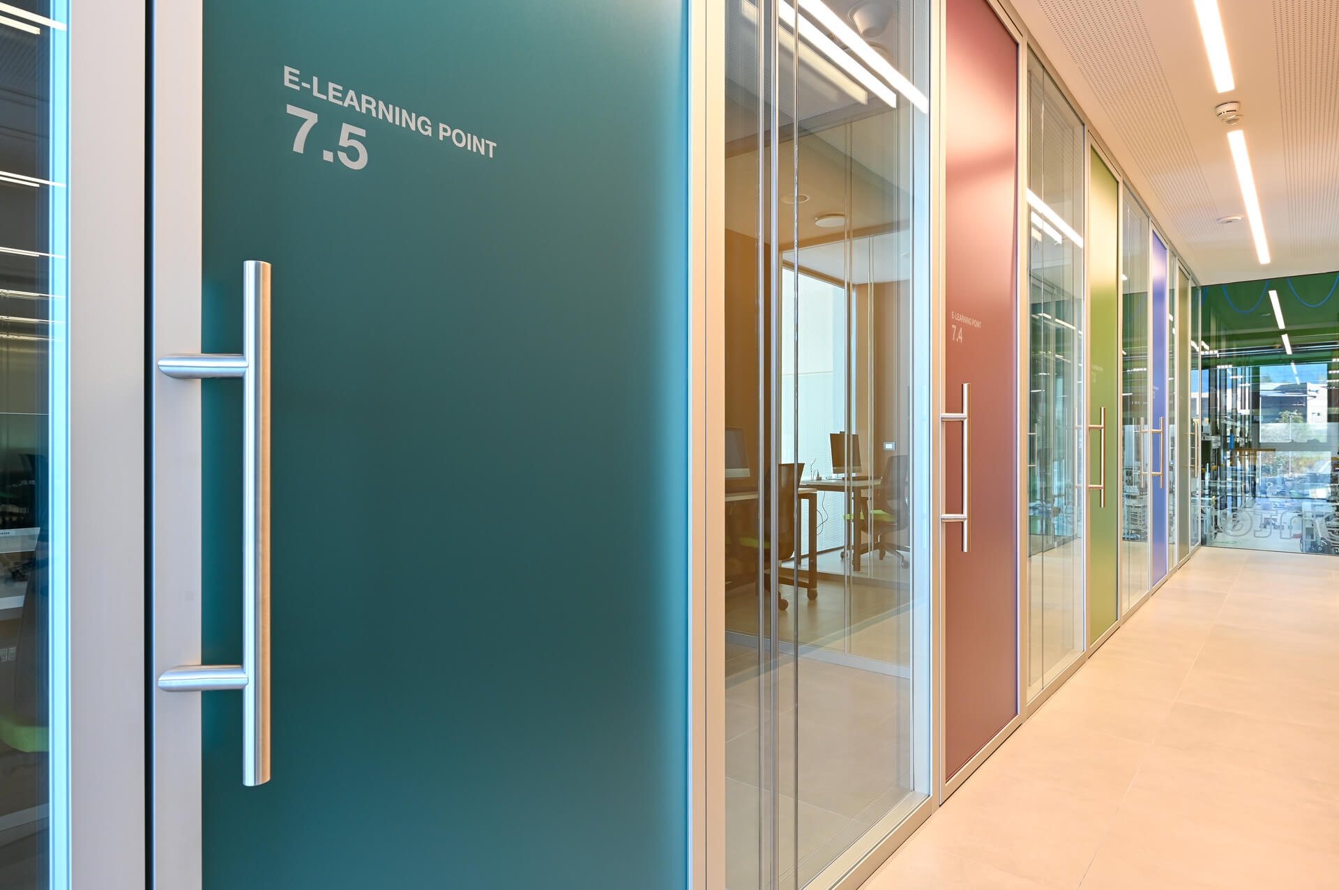 ADIGE parete divisoria Double sala riunione parete vetrata a vetro doppio extra clear con serigrafia personalizzata profilo in alluminio porta a battente vetri etched colorati con serigrafia personalizzata