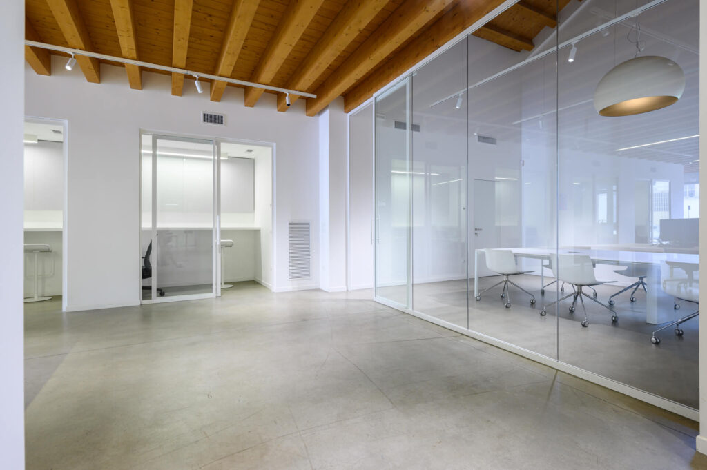 ALTITUDO parete divisoria Glass sala riunione e phone booth parete vetrata a vetro singolo extra clear con serigrafia personalizzata profilo in alluminio pure white ral 9010 porta scorrevole