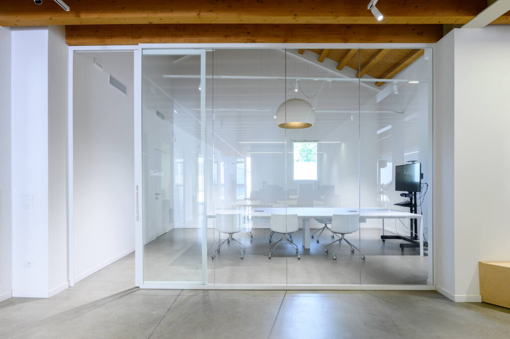 ALTITUDO parete divisoria Glass sala riunione parete vetrata a vetro singolo extra clear con serigrafia personalizzata profilo in alluminio pure white ral 9010 porta scorrevole