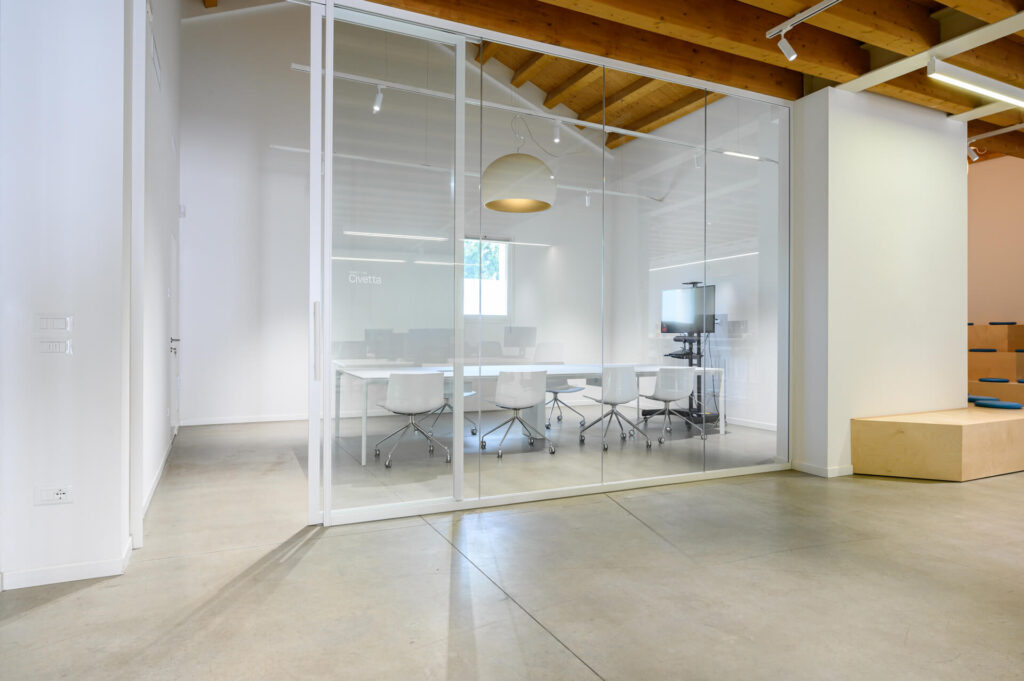 ALTITUDO parete divisoria Glass sala riunione parete vetrata a vetro singolo extra clear con serigrafia personalizzata profilo in alluminio pure white ral 9010 porta scorrevole