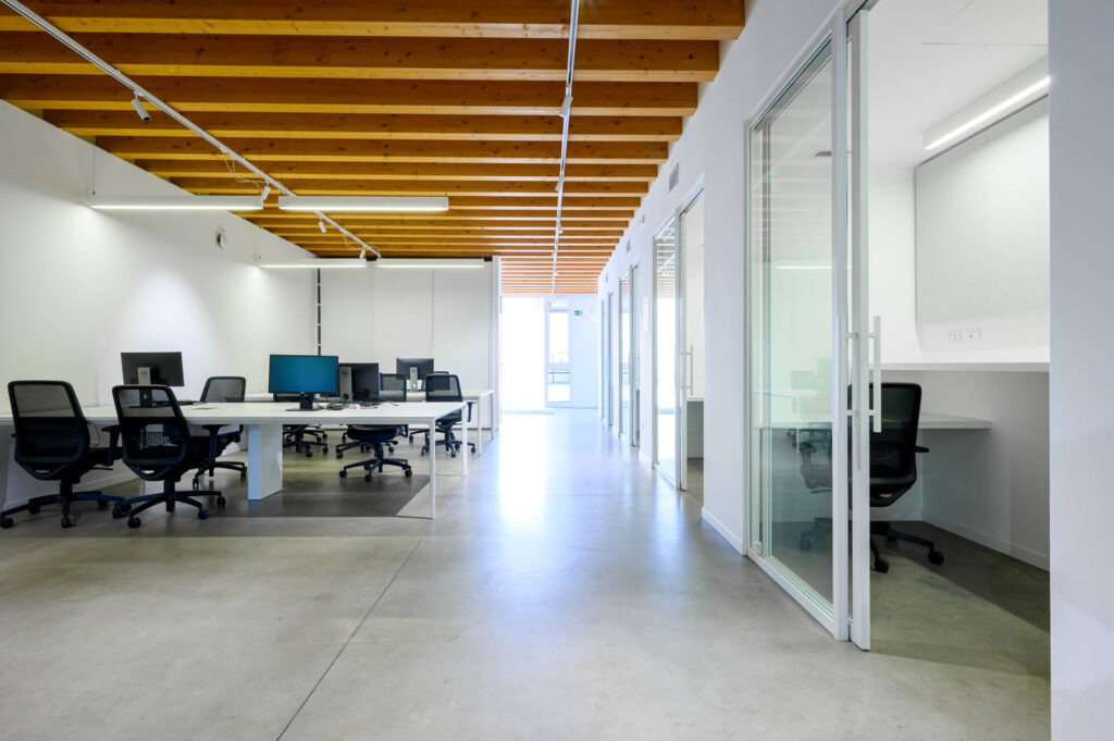 ALTITUDO parete divisoria Glass corridoio phone booth parete vetrata a vetro singolo extra clear profilo in alluminio pure white ral 9010 porta scorrevole