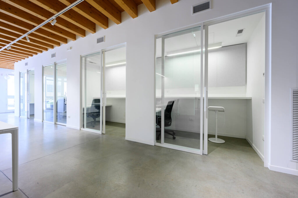 ALTITUDO parete divisoria Glass corridoio phone booth parete vetrata a vetro singolo extra clear profilo in alluminio pure white ral 9010 porta scorrevole