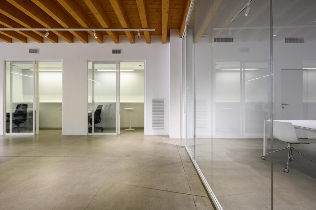 ALTITUDO parete divisoria Glass corridoio sala riunione e phone booth parete vetrata a vetro singolo extra clear profilo in alluminio pure white ral 9010 porta scorrevole dettaglio parete