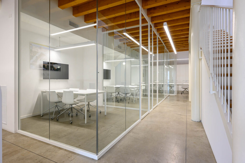 ALTITUDO parete divisoria Glass corridoio sale riunione parete vetrata a vetro singolo extra clear profilo in alluminio pure white ral 9010 porta scorrevole dettaglio angolo giunzione pareti