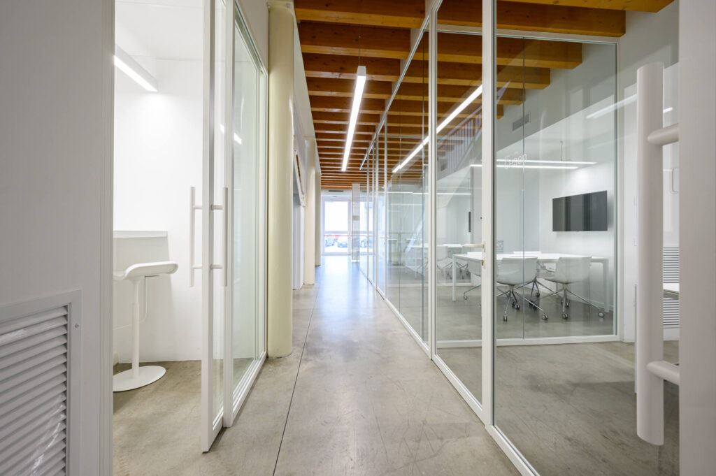 ALTITUDO parete divisoria Glass corridoio sale riunione parete vetrata a vetro singolo extra clear con serigrafia personalizzata profilo in alluminio pure white ral 9010 porta scorrevole