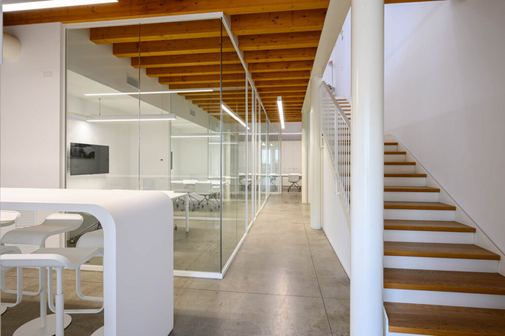 ALTITUDO parete divisoria Glass corridoio sale riunione parete vetrata a vetro singolo extra clear profilo in alluminio pure white ral 9010 porta scorrevole