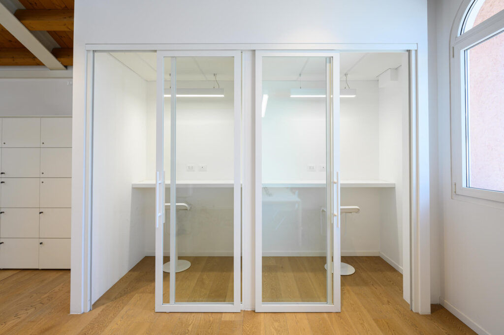 ALTITUDO parete divisoria Glass phone booth parete vetrata a vetro singolo extra clear profilo in alluminio pure white ral 9010 porta scorrevole