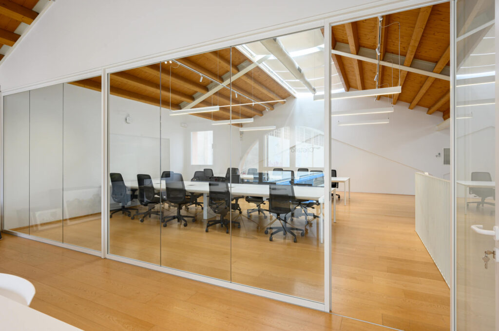 ALTITUDO parete divisoria Glass sala riunione parete vetrata a vetro singolo extra clear con serigrafia personalizzata profilo in alluminio pure white ral 9010 porta a battente