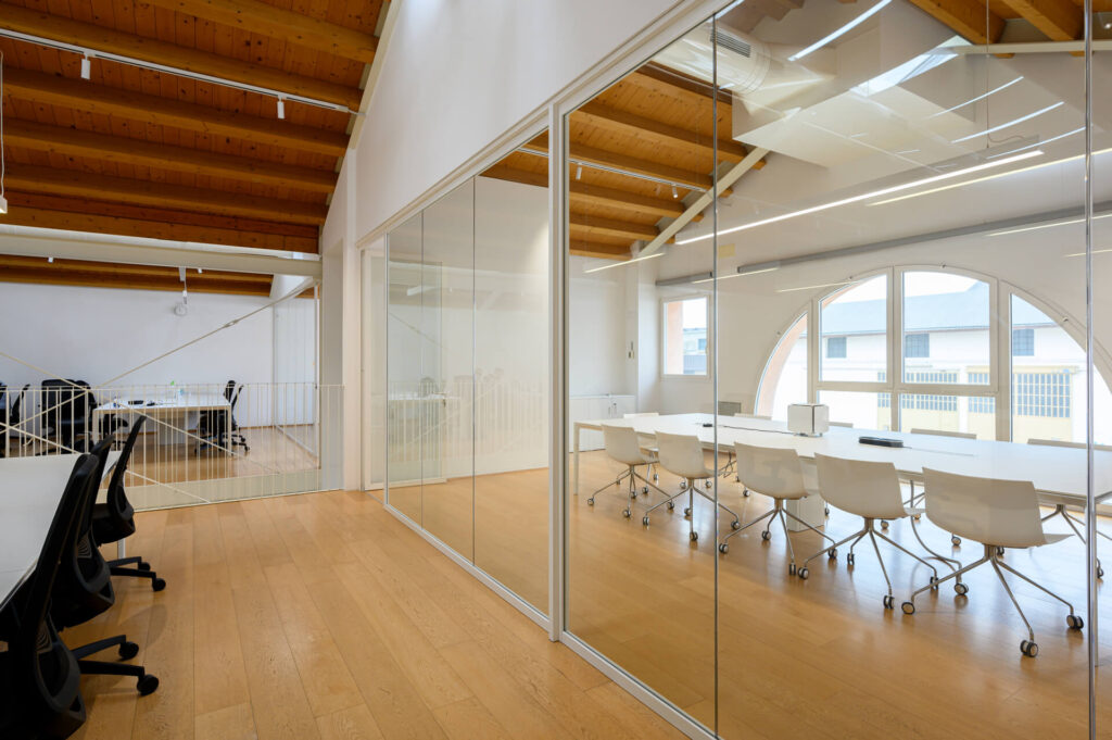 ALTITUDO parete divisoria Glass sala riunione parete vetrata a vetro singolo extra clear con serigrafia personalizzata profilo in alluminio pure white ral 9010 porta a battente