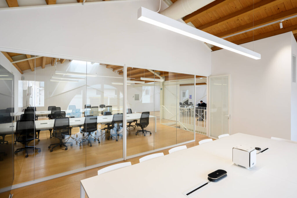 ALTITUDO parete divisoria Glass sala riunione parete vetrata a vetro singolo extra clear con serigrafia personalizzata profilo in alluminio pure white ral 9010 porta a battente