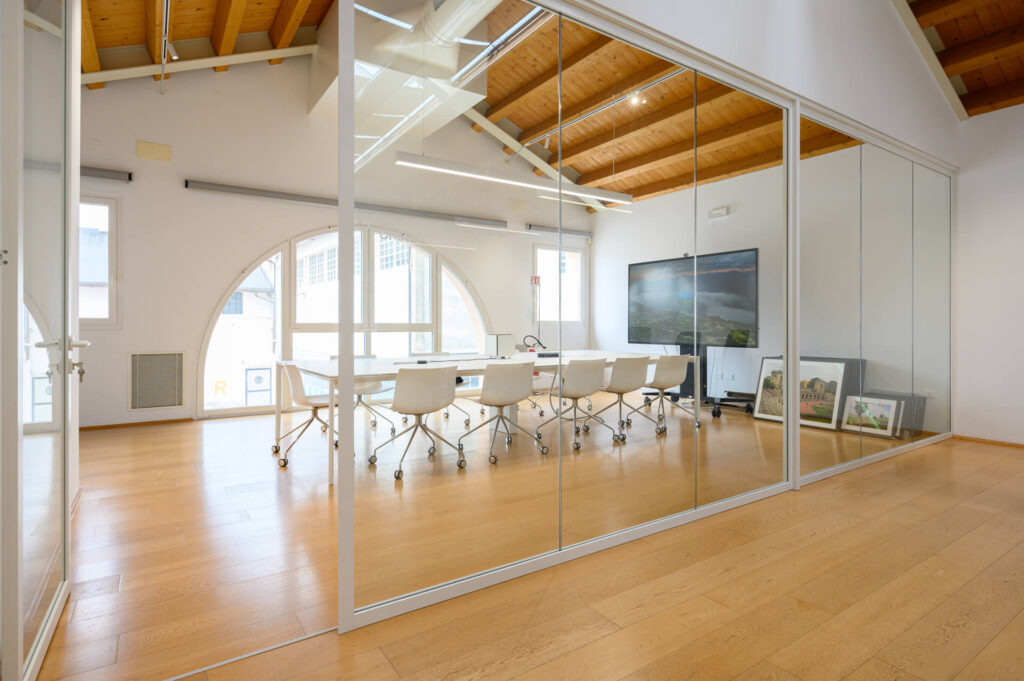 ALTITUDO parete divisoria Glass sala riunione parete vetrata a vetro singolo extra clear con serigrafia personalizzata profilo in alluminio pure white ral 9010 porta a battente