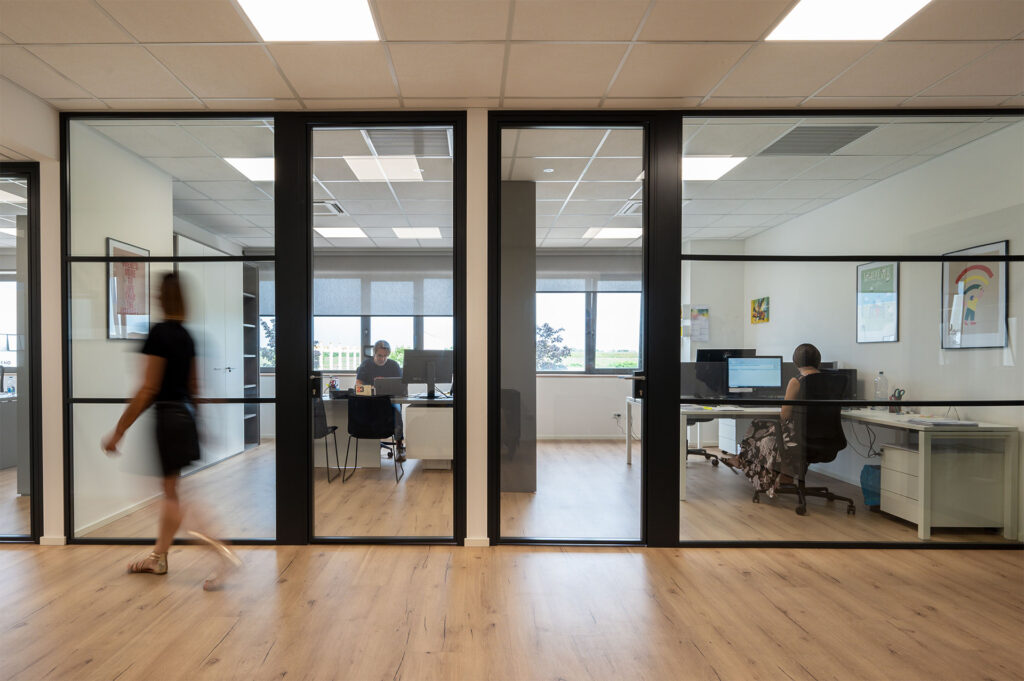 AUTMIND parete divisoria 6030 corridoio uffici privati parete a vetro doppio extra clear profilo in alluminio jet black ral 9005 con traversi orizzontali porta a battente con vano tecnico