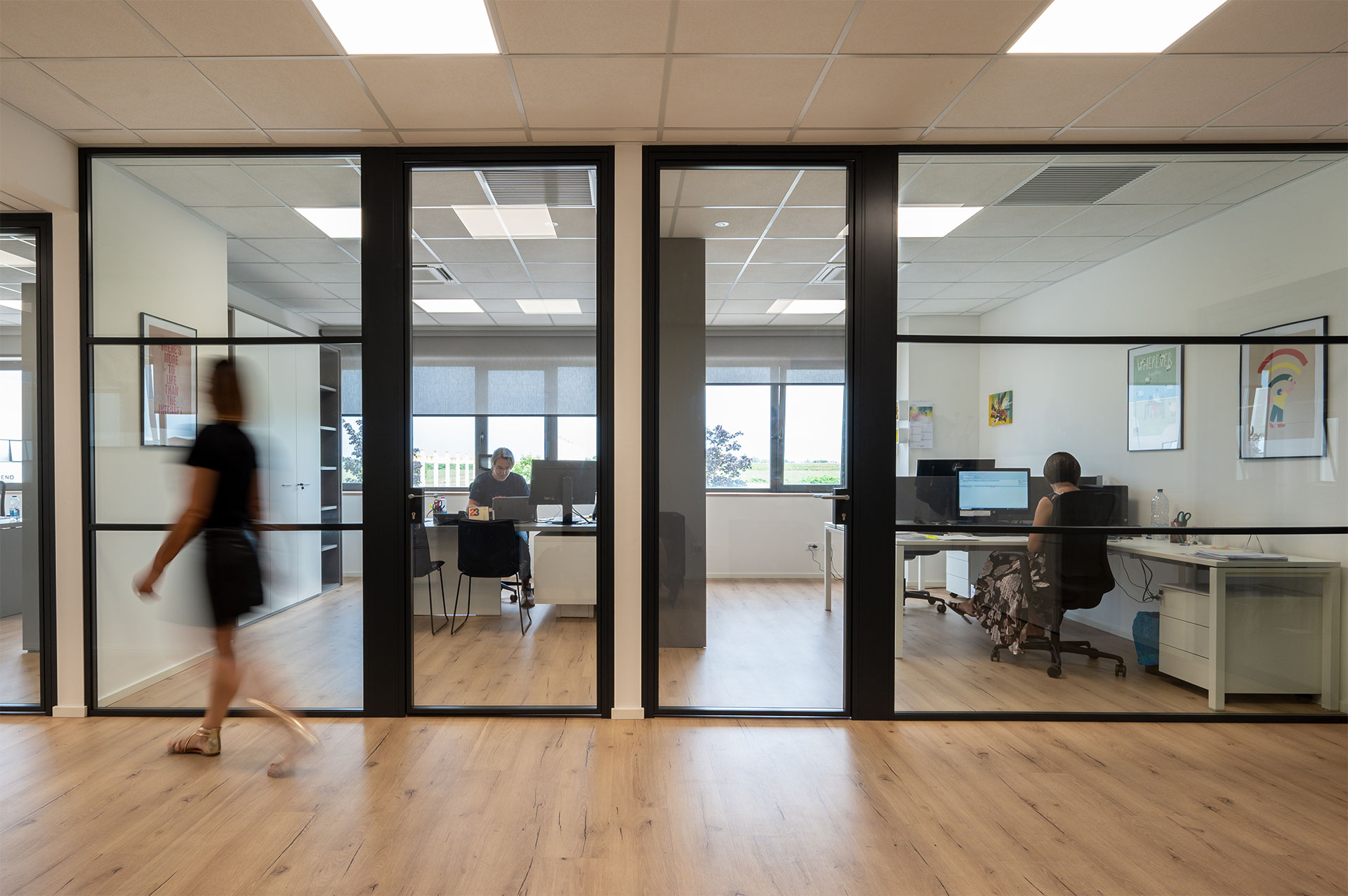 AUTMIND parete divisoria 6030 corridoio uffici privati parete a vetro doppio extra clear profilo in alluminio jet black ral 9005 con traversi orizzontali porta a battente con vano tecnico