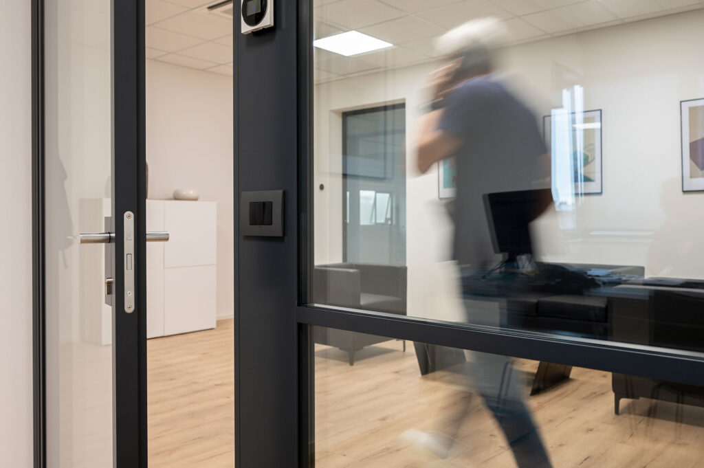 AUTMIND parete divisoria 6030 parete a vetro doppio extra clear profilo in alluminio jet black ral 9005 con traversi orizzontali porta a battente con vano tecnico dettaglio vano tecnico