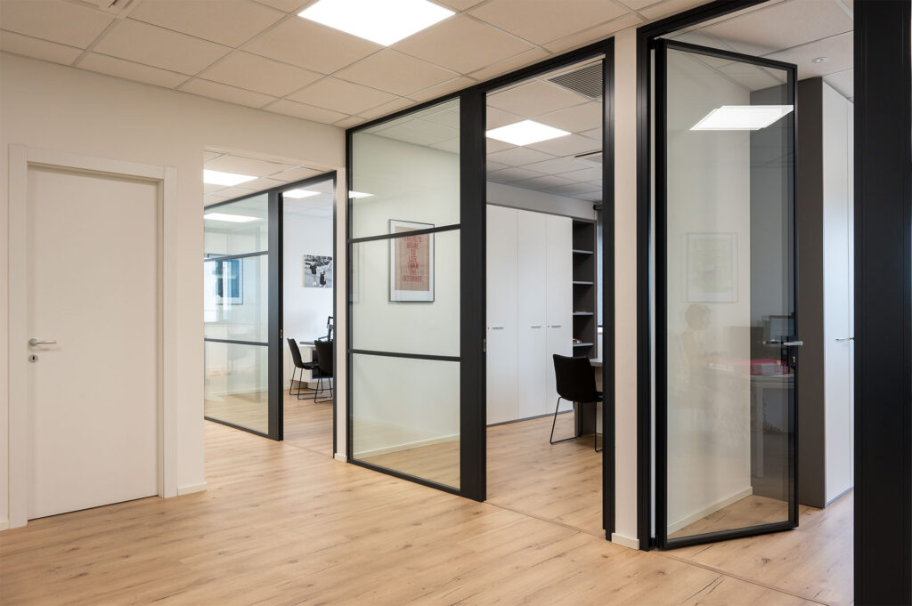 AUTMIND parete divisoria 6030 corridoio parete a vetro doppio extra clear profilo in alluminio jet black ral 9005 con traversi orizzontali porta a battente con vano tecnico