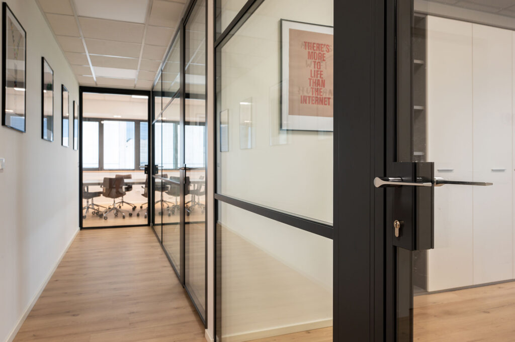 AUTMIND parete divisoria 6030 corridoio sala riunione parete a vetro doppio extra clear profilo in alluminio jet black ral 9005 con traversi orizzontali porta a battente con vano tecnico dettaglio maniglia