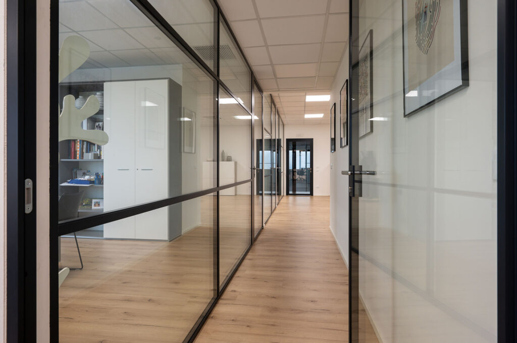 AUTMIND parete divisoria 6030 corridoio parete a vetro doppio extra clear profilo in alluminio jet black ral 9005 con traversi orizzontali