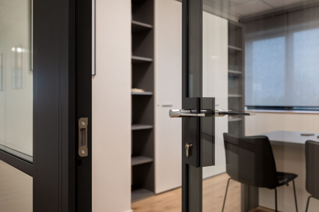 AUTMIND parete divisoria 6030 ufficio privato parete a vetro doppio extra clear profilo in alluminio jet black ral 9005 con traversi orizzontali porta a battente con vano tecnico dettaglio maniglia