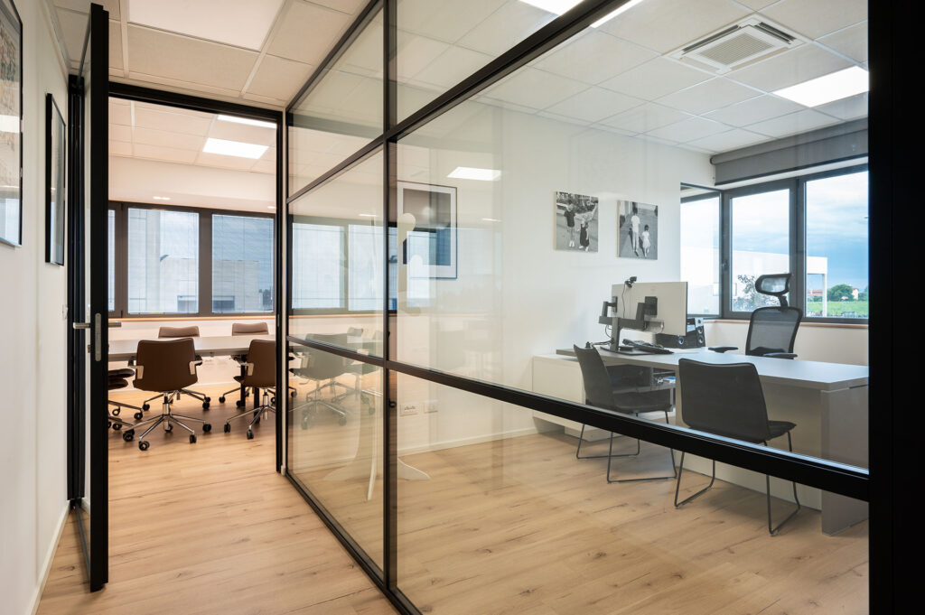 AUTMIND parete divisoria 6030 corridoio sala riunione ufficio privato parete a vetro doppio extra clear profilo in alluminio jet black ral 9005 con traversi orizzontali porta a battente