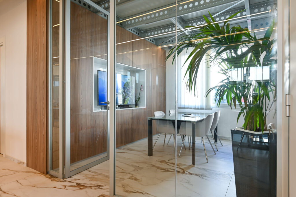 AV GROUP parete divisoria Glass ufficio direzionale parete vetrata a vetro singolo extra clear profilo in alluminio porta a battente dettaglio parete