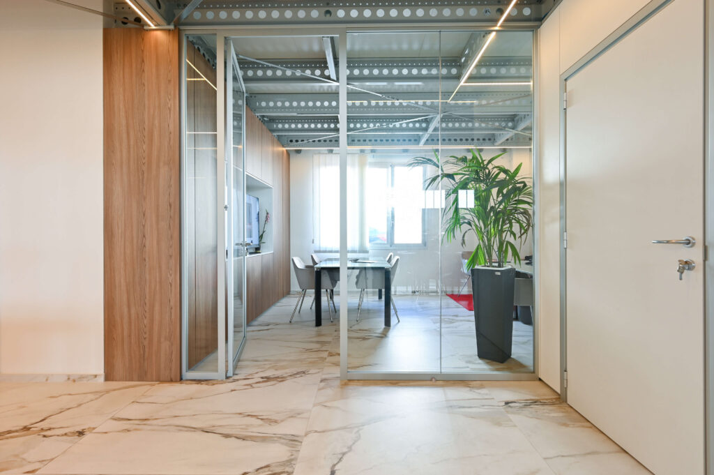 AV GROUP parete divisoria Glass ufficio direzionale parete vetrata a vetro singolo extra clear profilo in alluminio porta a battente