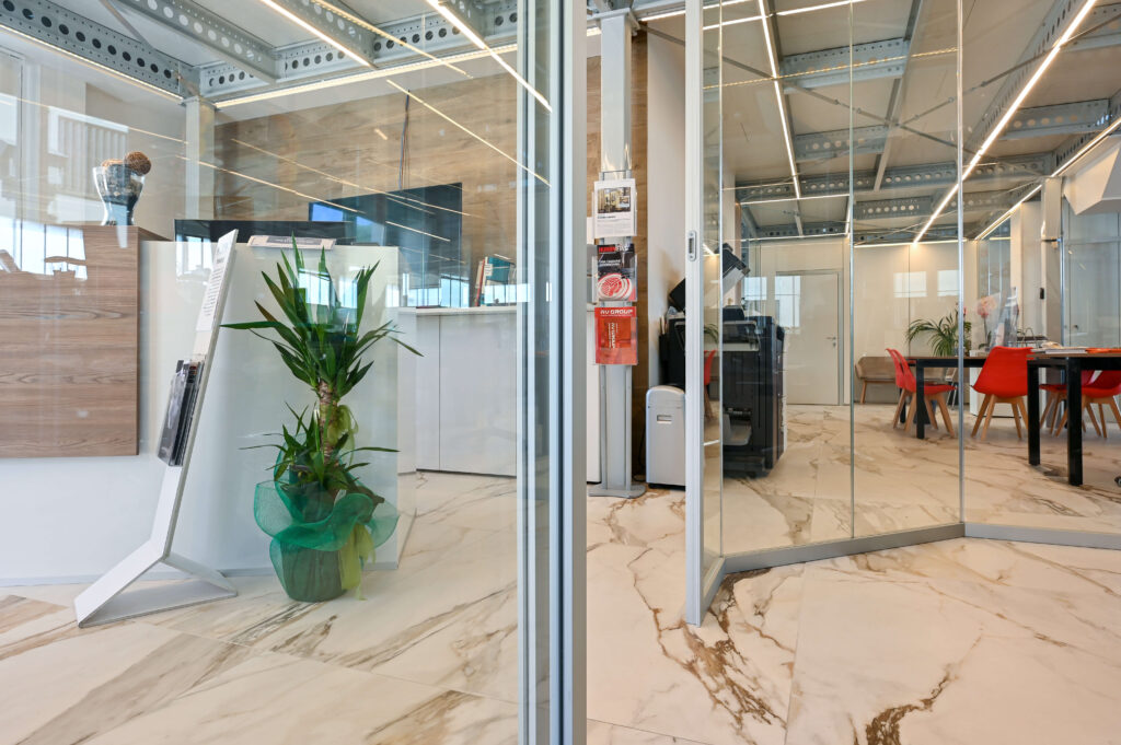 AV GROUP parete divisoria Glass ingresso parete vetrata a vetro singolo extra clear profilo in alluminio dettaglio giunzione pannelli in vetro
