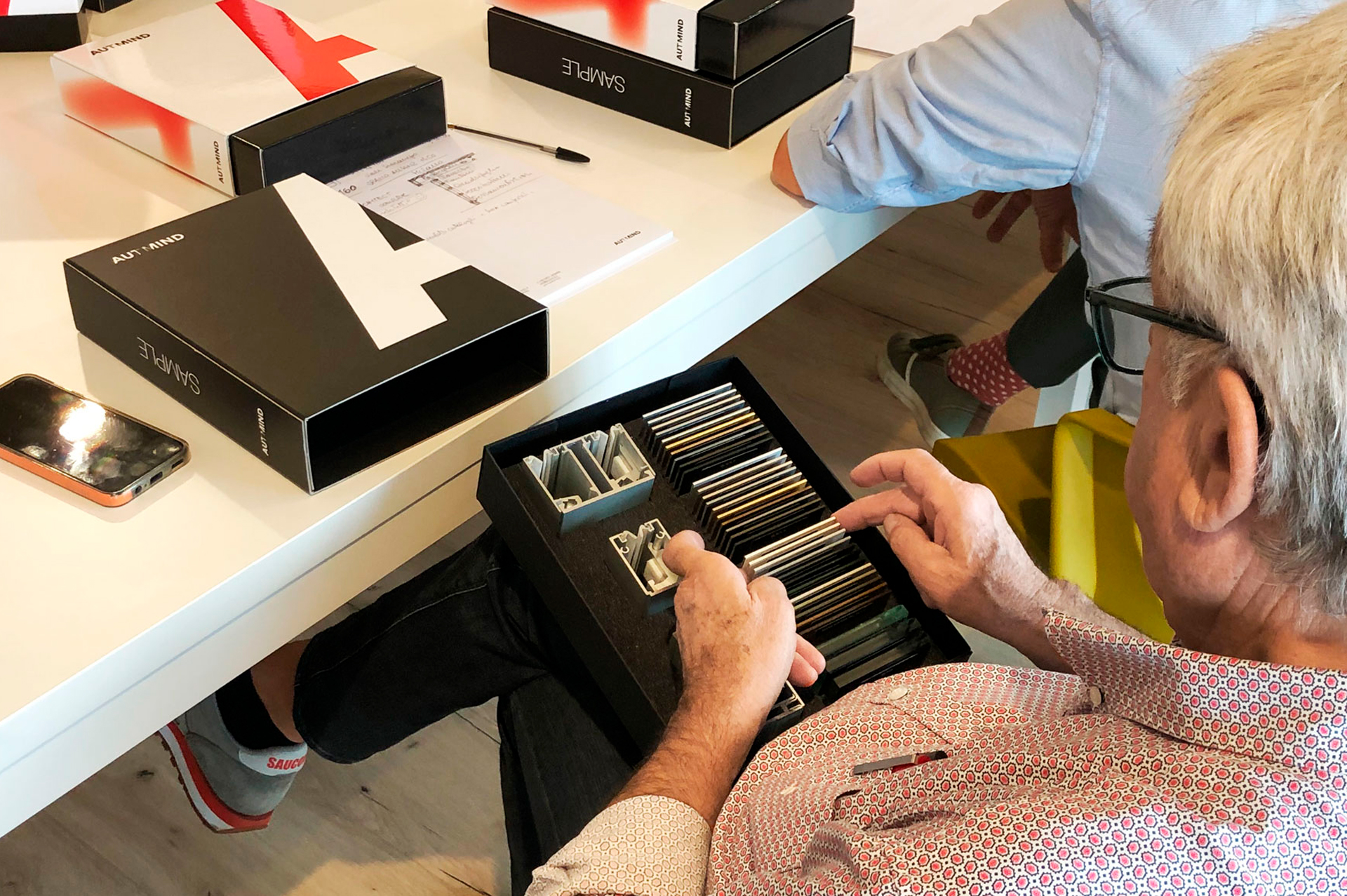 Scatti del sales meeting 2024 box sample con una selezione di colori e finiture per allumini e vetri