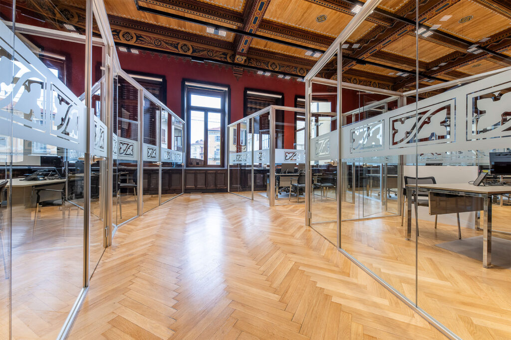 CAMERA DI COMMERCIO DI CUNEO parete divisoria Glass corridoio parete vetrata a vetro singolo extra clear con serigrafia personalizzata profilo in alluminio