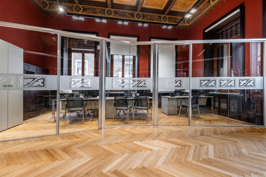 CAMERA DI COMMERCIO DI CUNEO parete divisoria Glass uffici parete vetrata a vetro singolo extra clear con serigrafia personalizzata profilo in alluminio