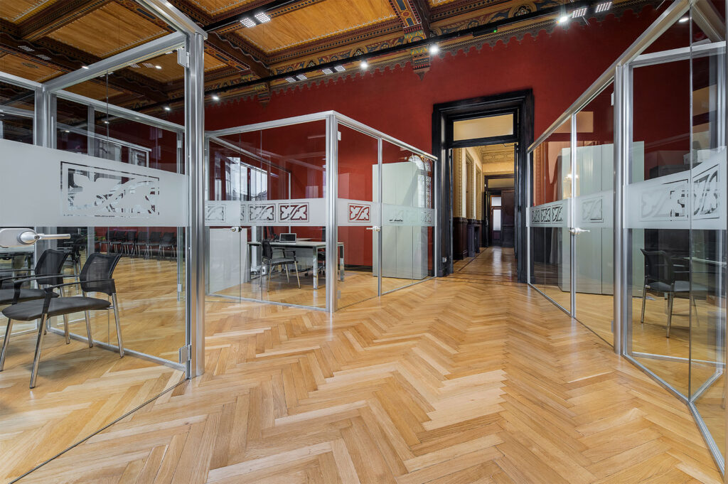 CAMERA DI COMMERCIO DI CUNEO parete divisoria Glass corridoio parete vetrata a vetro singolo extra clear con serigrafia personalizzata profilo in alluminio