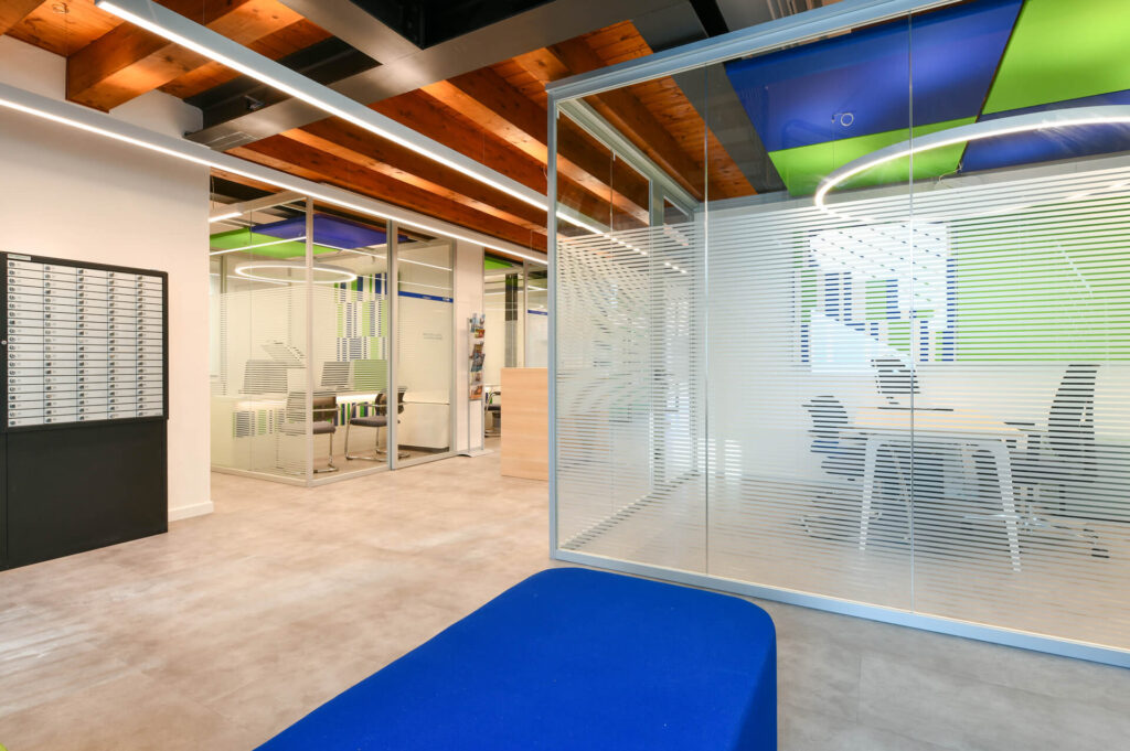 CENTRO MARCA parete divisoria Glass ingresso parete vetrata a vetro singolo extra clear con serigrafia personalizzata per privacy visiva profilo in alluminio