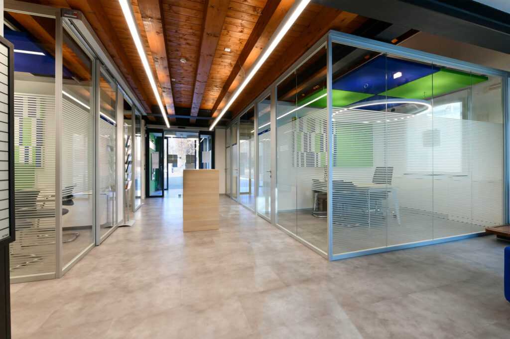 CENTRO MARCA parete divisoria Glass corridoio parete vetrata a vetro singolo extra clear con serigrafia personalizzata per privacy visiva profilo in alluminio