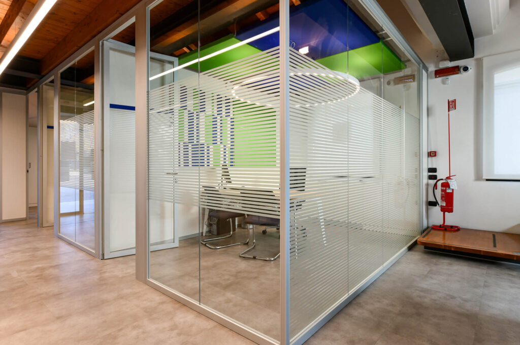 CENTRO MARCA parete divisoria Glass ufficio privato parete vetrata a vetro singolo extra clear con serigrafia personalizzata per privacy visiva profilo in alluminio porta a battente dettaglio angolo giunzione pareti