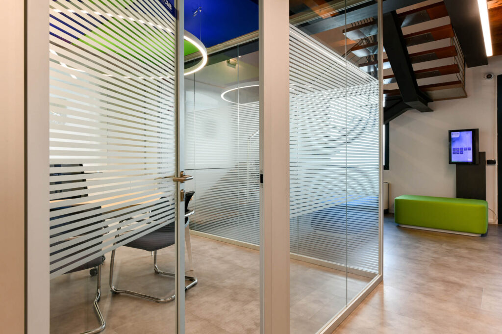 CENTRO MARCA parete divisoria Glass ufficio privato parete vetrata a vetro singolo extra clear con serigrafia personalizzata per privacy visiva profilo in alluminio porta a battente con vano tecnico