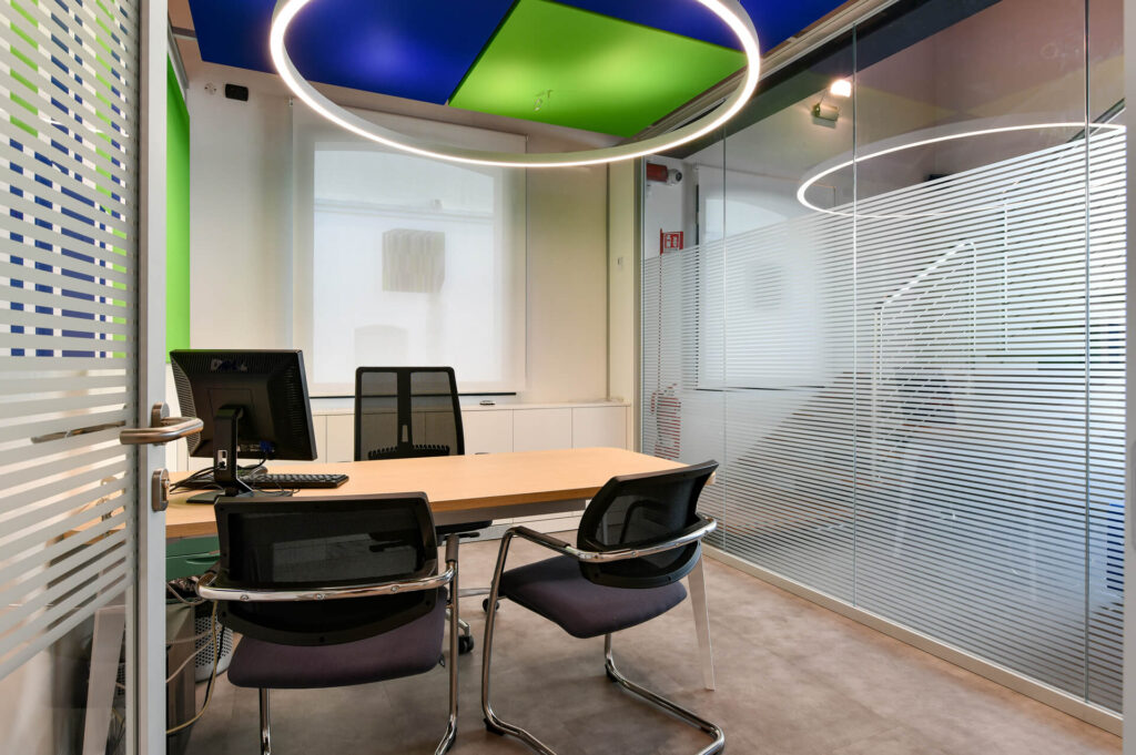 CENTRO MARCA parete divisoria Glass ufficio parete vetrata a vetro singolo extra clear con serigrafia personalizzata per privacy visiva profilo in alluminio porta a battente