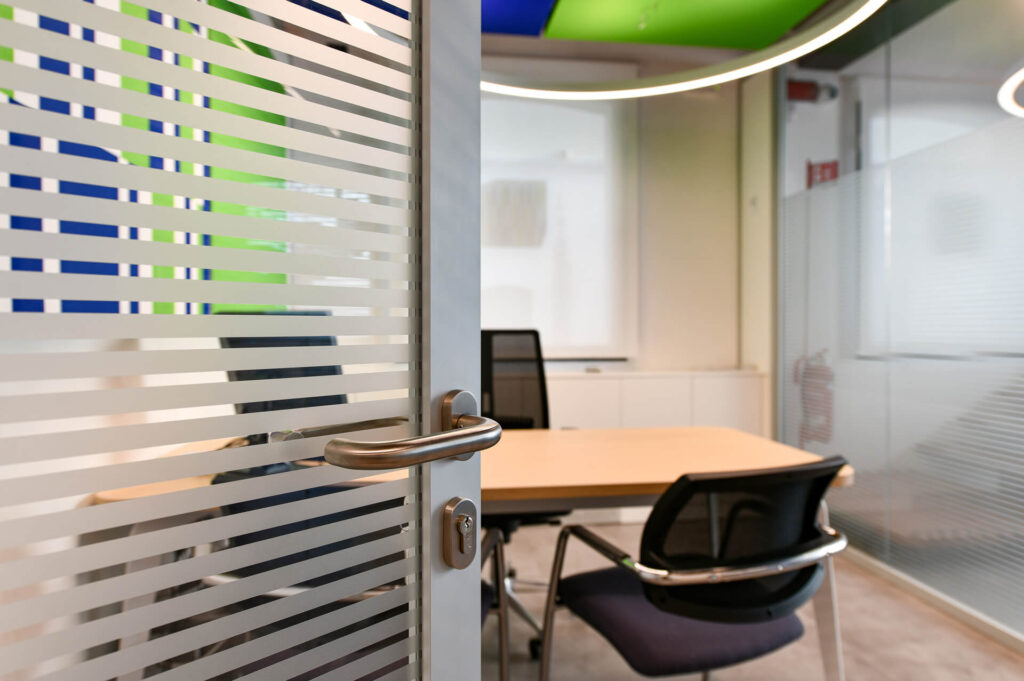 CENTRO MARCA parete divisoria Glass ufficio parete vetrata a vetro singolo extra clear con serigrafia personalizzata per privacy visiva profilo in alluminio porta a battente dettaglio porta maniglia