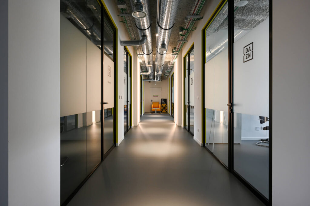 FERVI parete divisoria 6030 corridoio parete vetrata a vetro doppio extra clear con effetto localizzato di privacy visiva e serigrafia personalizzata profilo in alluminio pure black ral 9005 porta a battente