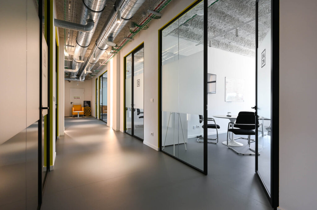 FERVI parete divisoria 6030 corridoio ufficio parete vetrata a vetro doppio extra clear con effetto localizzato di privacy visiva e serigrafia personalizzata profilo in alluminio pure black ral 9005 porta a battente