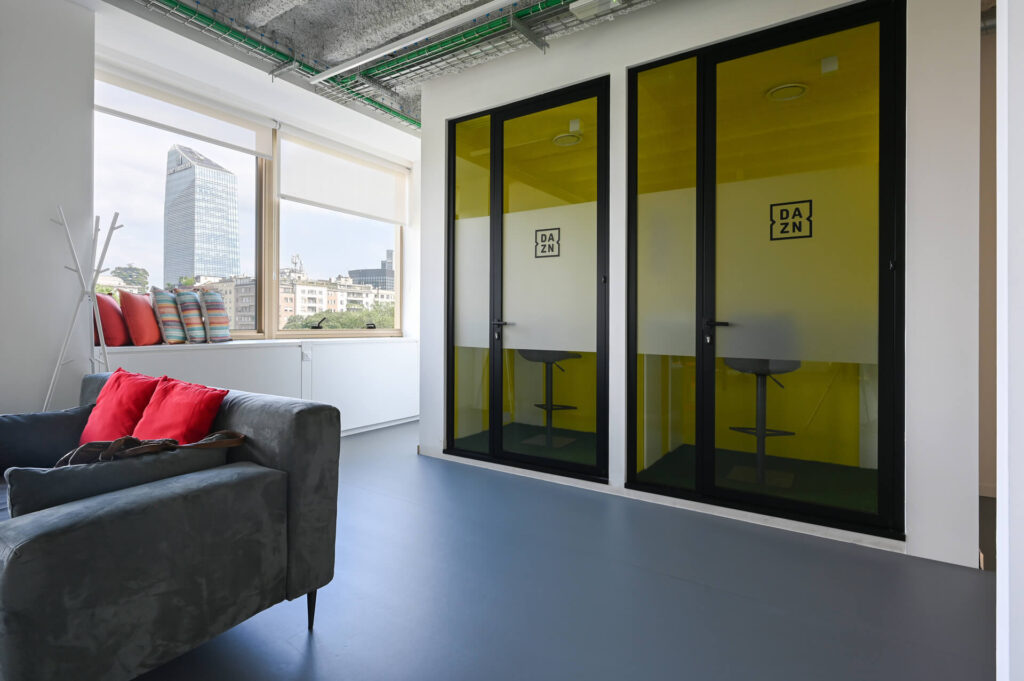 FERVI parete divisoria 6030 phone booth parete vetrata a vetro doppio extra clear con effetto localizzato di privacy visiva e serigrafia personalizzata profilo in alluminio pure black ral 9005 porta a battente